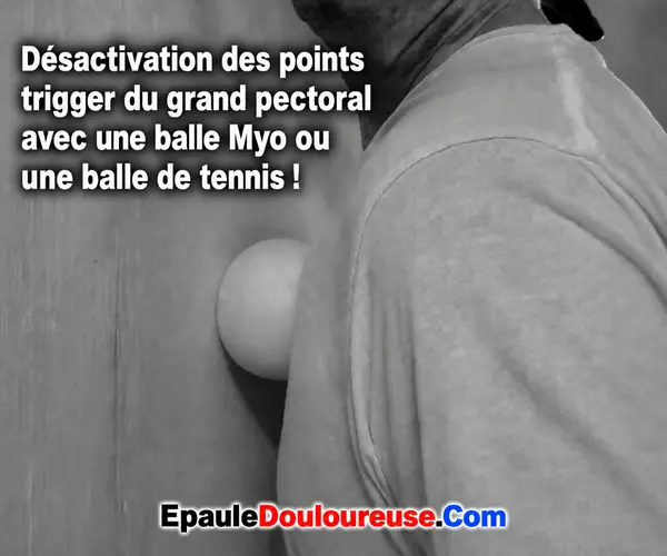 Massage du grand pectoral avec une balle contre un mur