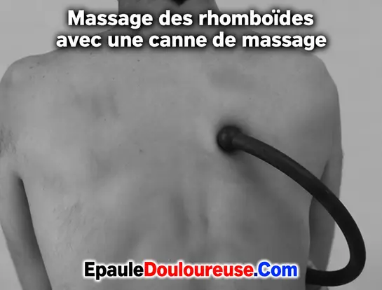 Automassage des rhomboïdes avec une canne de massage
