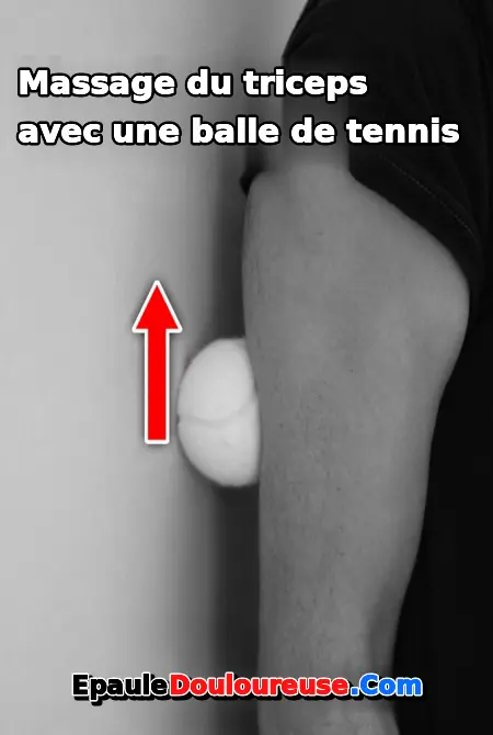 Automassage du triceps brachial avec une balle contre un mur